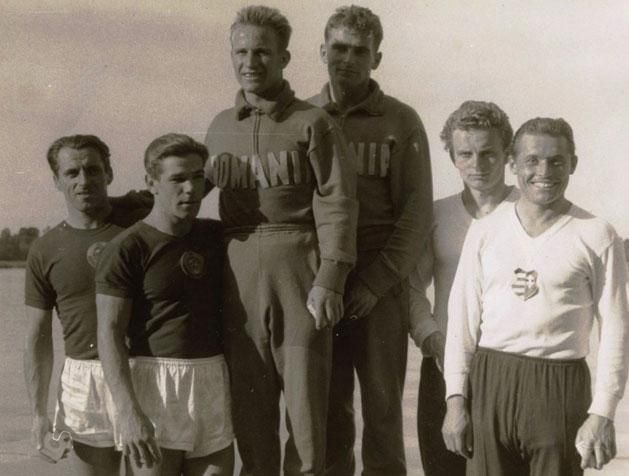 Mohácsi Ferenc a melbourne-i olimpia dobogóján (a kép jobb szélén, mögötte Wieland Károly) (Fotó: archív)