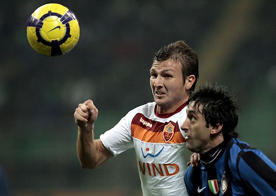 Szem a labdán? Kiegyenlített küzdelmet, igazságos döntetlent hozott az Inter-Roma (Fotó: Reuters)
