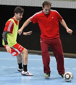 Harsányi (jobbra) lábbal is jól bánik 
a labdával (Fotó: Kovács Anikó/MTI)