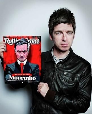 A történelmi címlap Noel Gallagher kezében (Fotó: rollingstone.es)