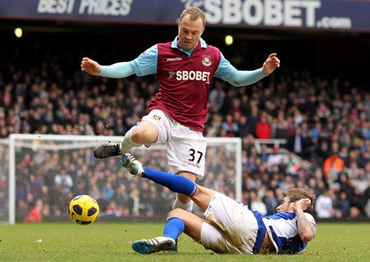 David Bentley (Birmingham) becsúszó szerelése Lars Jacobsennel (West Ham United) szemben 
(Fotó: whoateallthepies.tv)