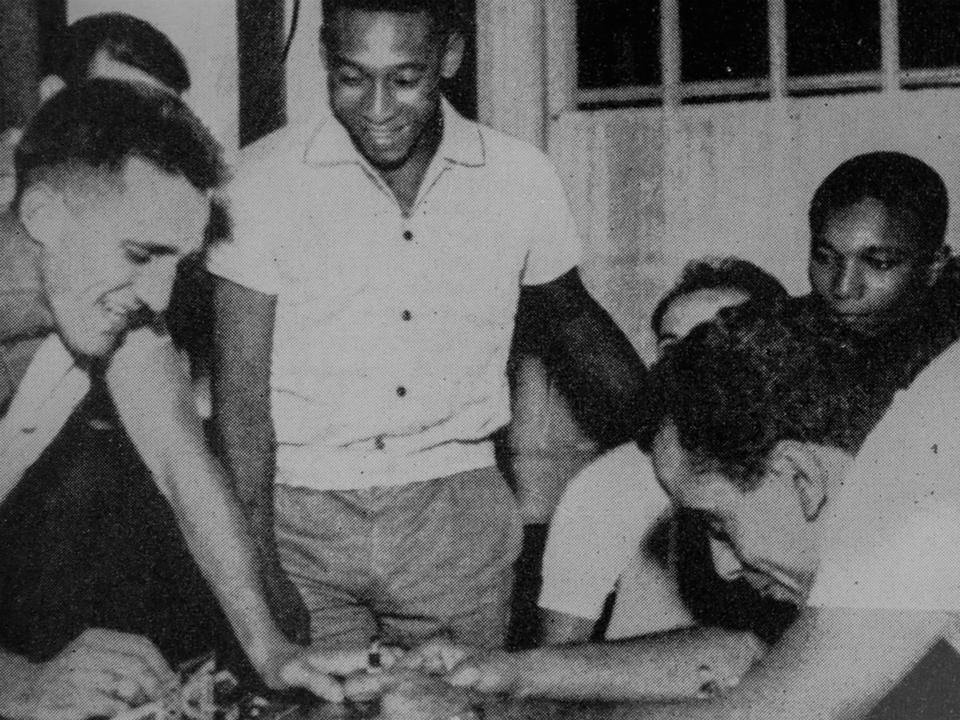A régi, fekete-fehér fotók tanúsága szerint Puskás Ferenc, valamint Pelé is szívesen hódolt a játék élvezetének