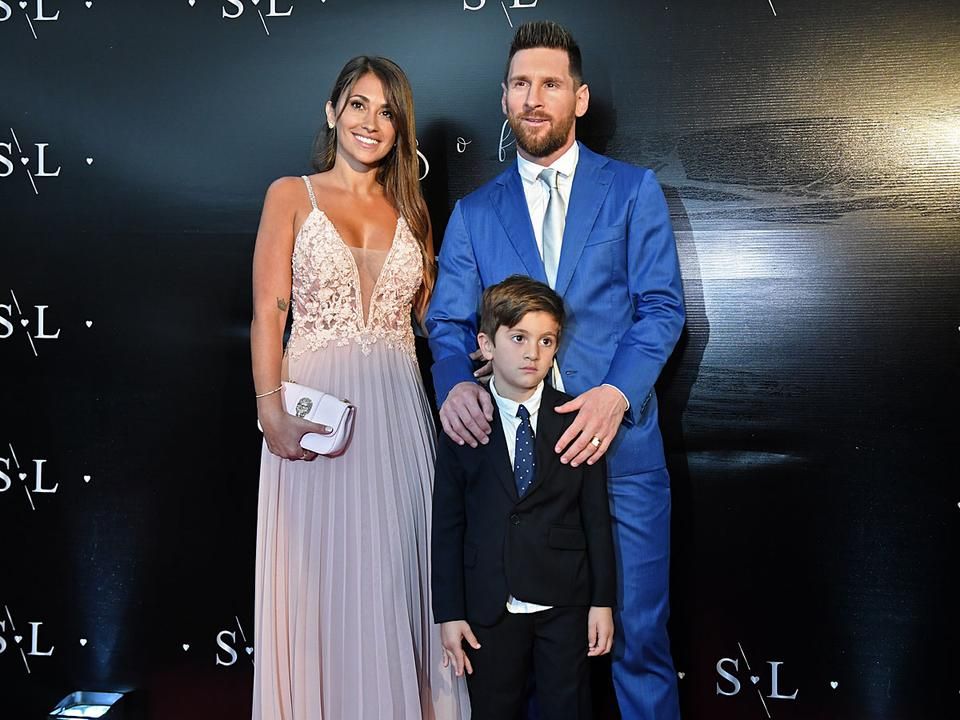 Lionel Messi feleségével, Antonella Roccuzzóval és legnagyobb fiával, Thiagóval (Fotó: AFP)