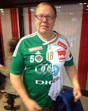 Heide és Lise Löke édesapja különleges 
pólóval érkezett a meccsre (Fotó: vg.no)