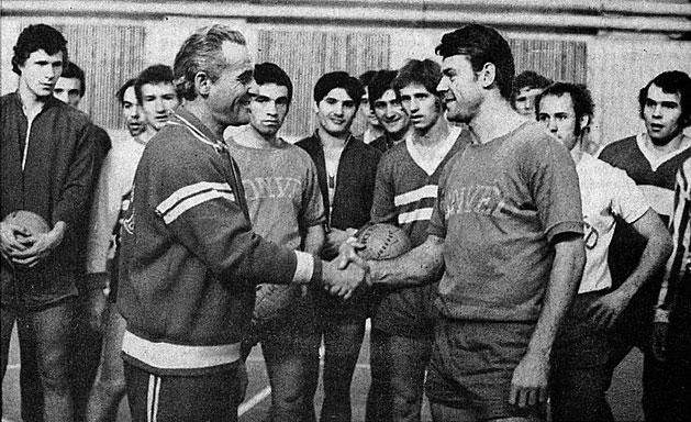 Két fradista Kispesten: Mészáros Dodó edzőként köszönti Szűcs Lajost 1971-ben