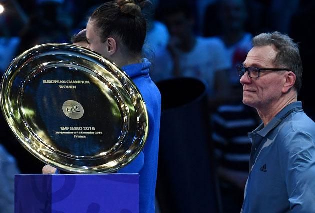 Olivier Krumbholz és az Eb-trófea (Fotó: AFP)