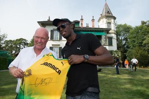 Jean-Claude Biver, az Hublot elnöke kapott egy dedikált Bolt-mezt (Forrás: Forbes)