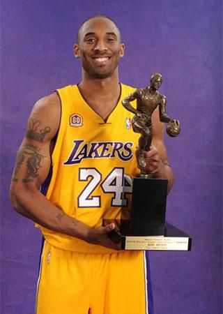 Az MVP-trófeával (Fotó: Lakers)