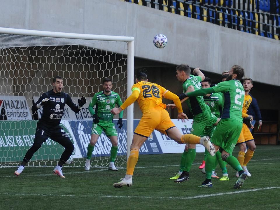 Vaskó Tamás (28) fejese már a meccs elején jelezte, a három pontért lépett pályára az Aqvital (Fotó: Kriskovics Antal/Fejér megyei Hírlap)