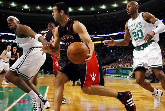 Ebből se lesz zsákolás: Jason Kapono bűvöli a labdát (Fotó: Action Images)