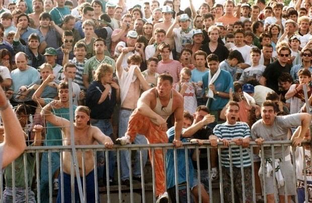 Az 1992-es diósgyőri bajnokavató összecsapás végén Hypós már a kerítés tetején…