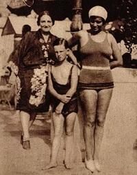 Gyermekkorától fogva rajongott a vízért (jobbra édesanyja, Böhm Aranka áll)