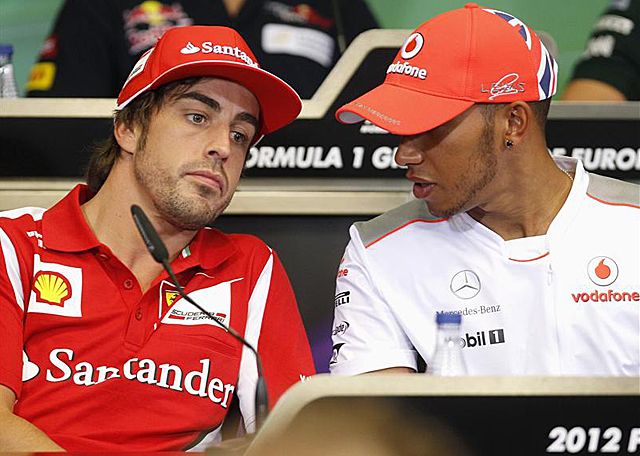Alonso a csütörtöki sajtótájékoztatón Hamiltonnak bókolt