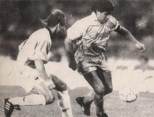 Maradona a labdát, Huszárik Maradonát bűvöli (Fotó: Labdarúgás, archív)