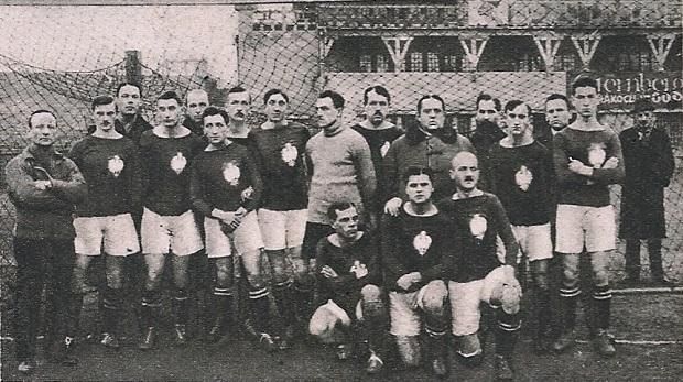 A lengyel válogatott, amely története első hivatalos mérkőzését épp a magyarok ellen vívta 1921 decemberében – a bal szélen Pozsonyi Imre (Fotó: Wikipedia)