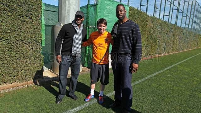 Justin Tuck és Lionel Messi(Fotó: fcbarcelona.com)