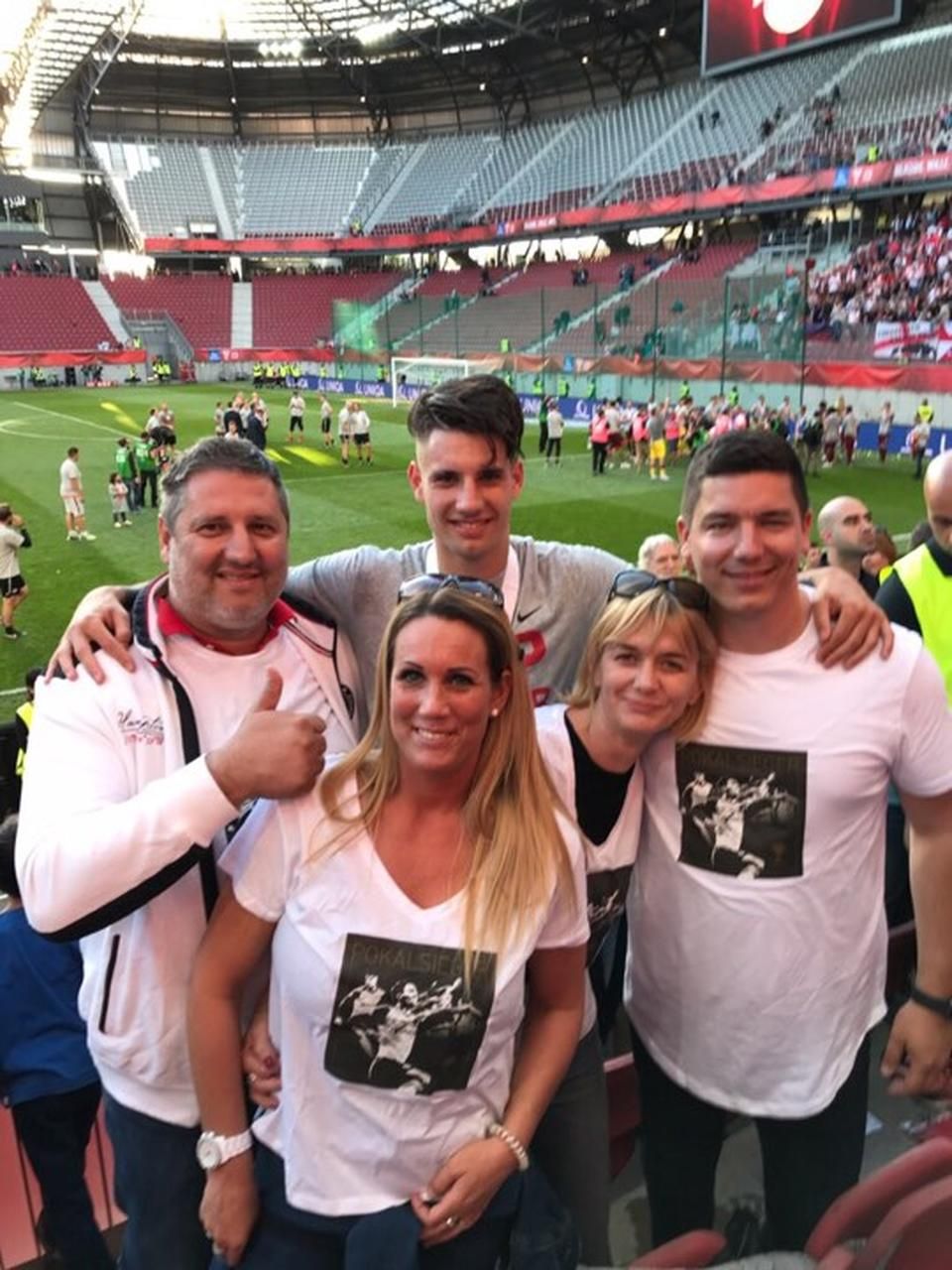 Szoboszlai Dominik a családjával és menedzserével ünnepelt