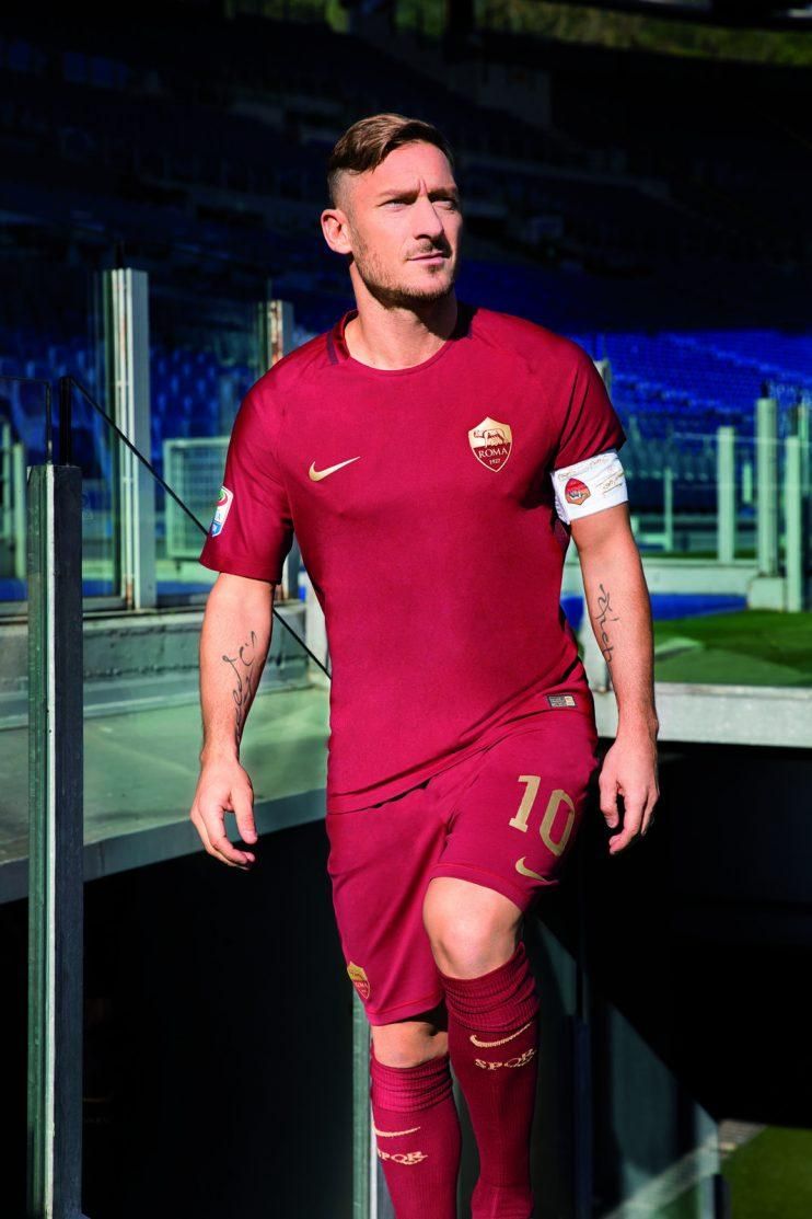 Tottiék teljesen új mezzel készülnek a római derbire (Fotó: dreamteamfc.com))