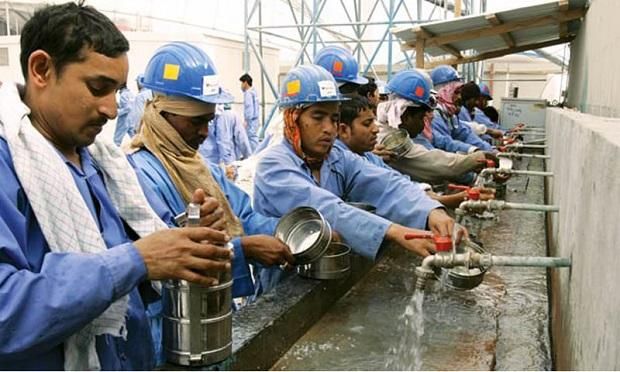 Rendkívül nehéz körülmények között dolgoznak, élnek, étkeznek – pihenésre nincs idejük (Fotó: AFP)