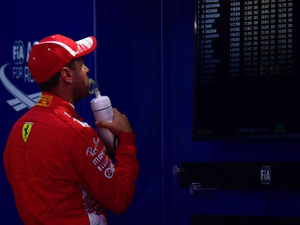 Vettel várta, hogy előrekússzon a neve, de 132 ezred hiányzott neki (Fotó: AFP)