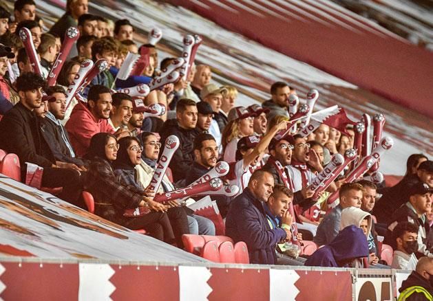 Katari szurkolók a Nagyerdei Stadionban (Fotó: Kovács Péter/Hajdú-bihari Napló)
