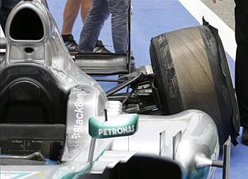 Hamilton törött felfüggesztése miatt a kocsi váltóját is kicserélték