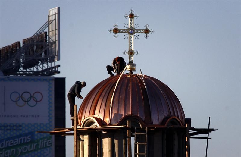 Munkások dolgoznak egy Szocsi melletti templomon