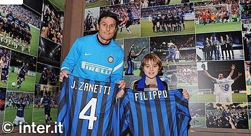 Javier Zanetti megajándékozta a kis Filippót (Fotó: inter.it)