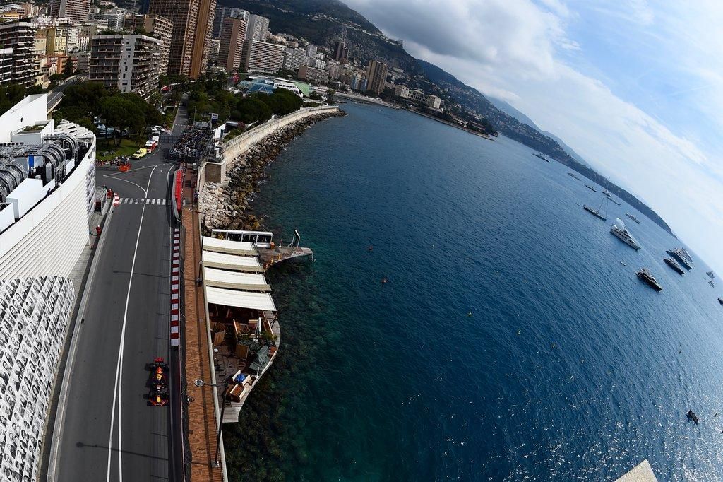 Szép időben száguldanak a pilóták Monacóban