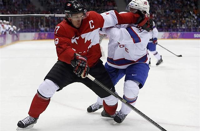 Crosby tartja magától el védőjét (Fotó: Reuters)
