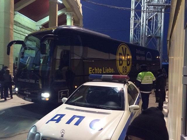 A Dortmund busza megérkezett a Petrovszkij Stadionhoz (Fotó: Twitter/Bundesliga)