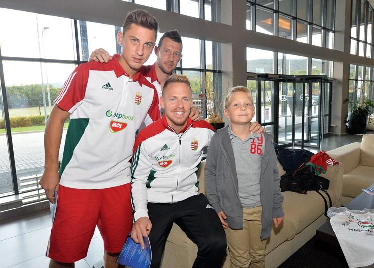 A súlyos betegségből gyógyuló Erik találkozhatott a magyar válogatott játékosaival (Fotók: valogatott.mlsz.hu)