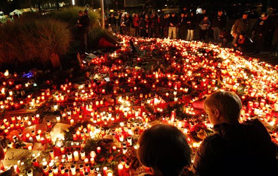 Mécsesek ezrei égnek Hannoverben a 32 évesen elhunyt Robert Enke emlékére (Fotó: Reuters)