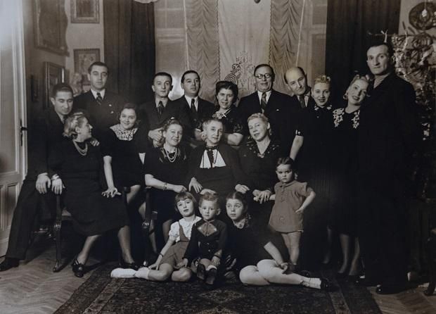 1940: a Fazekas család – a jobb szélen Fazekas Edit színésznő és férje, Mándi Gyula