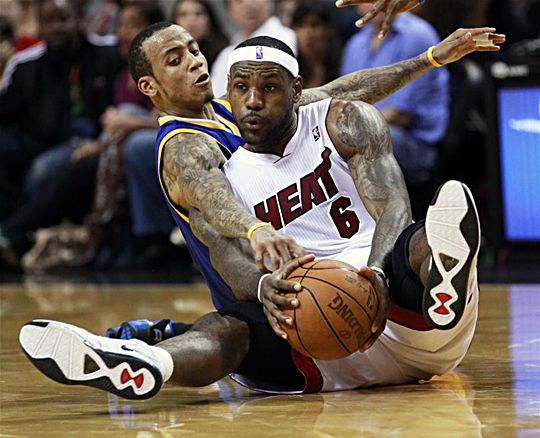 Monta Ellis (balra) és LeBron James közül előbbi örülhetett (Fotó: Action Images, archív)