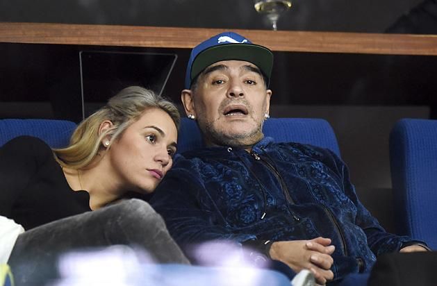 Diego Maradona a barátnőjével látogatott ki a Davis-kupa-döntőre (Fotó: AFP)