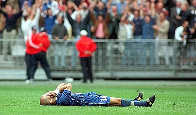 Az olasz Luigi Di Biagio a franciák ellen elhibázott 11-ese után 1998-ban (Fotó: Action Images)