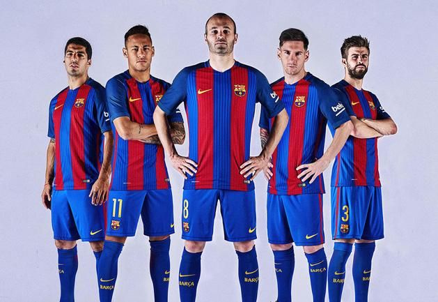 Suárez, Neymar, Iniesta, Messi és Piqué az új mezben (Fotók: fcbarcelona.com)