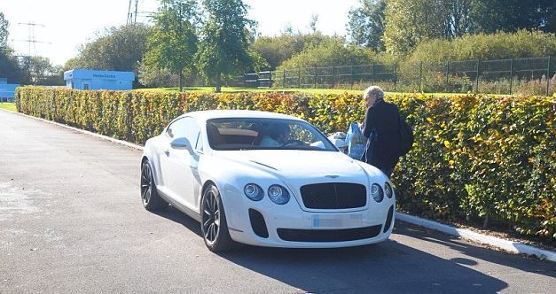 A spanyol David Silva sem sajnálja rajongóitól autogramot  (Forrás: Daily Mail)