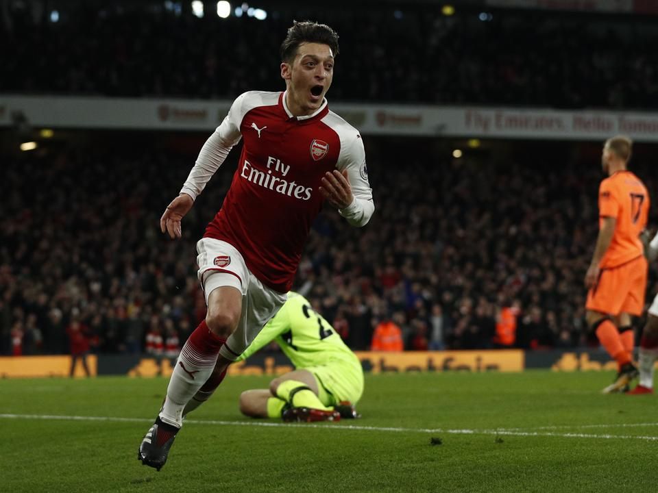 Eksztázis: Özil öröme az Arsenal villámgyors fordítása után (Fotó: AFP)