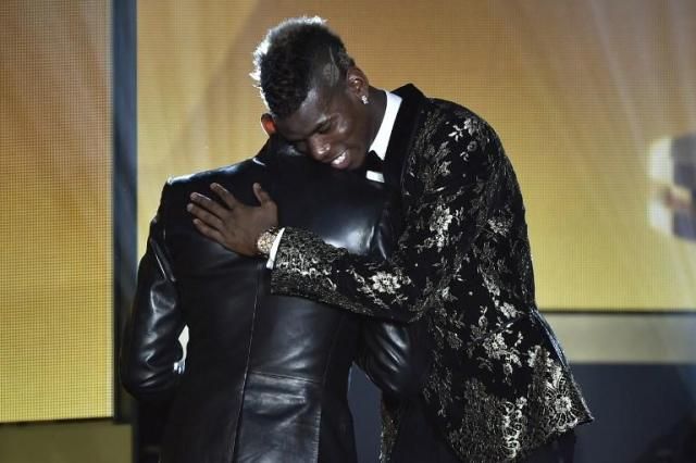 Ezen a képen Samuel Eto'o gratulál Pogbának (Fotó: AFP)