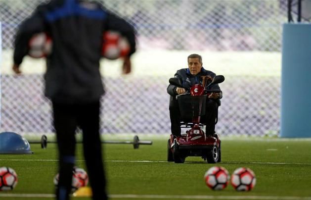 Óscar Tabárez az edzéseket jobbára már utcai elektromos járművön ülve vezényelte le (Fotó: Reuters)