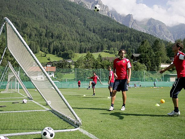 A világ- és Európa-bajnok spanyolok itt készültek az osztrák-svájci közös rendezésű Eb-re, de a Genoa futballistái is élvezték
 a tiroli levegő áldásos hatását (Fotó: sportnet.at)