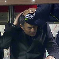 Mourinho foghatta a fejét,
de nem az eredmény miatt