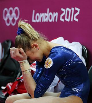 Komova könnyei, miután kiírták pontszámát talajon