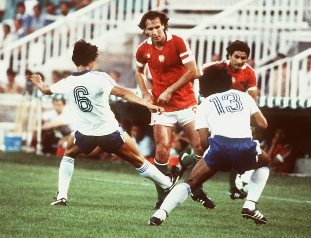 Nem volt kérdés 1982-ben, hogy Nyilasi Tibornak (szemben) és Tóth Józsefnek a világbajnokságon van a helye (Fotó: AFP)