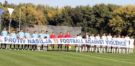 Futball az erőszak ellen - hirdetik a Rad és a Hajduk Kula játékosai. Nem hallgatnak rájuk? (Fotó: Imago)