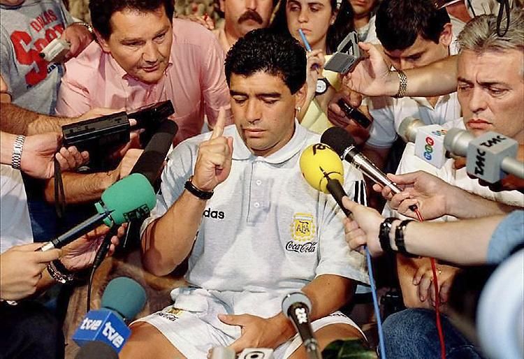 Diego Maradona szállodai szobájában tartott sajtótájékoztatót 1994-ben (Fotó: Action Images)