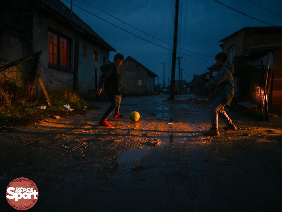 A srácok rúgják a labdát a sáros úton, pocsolyás udvaron is. (Fotók: Majoros Árpád Csaba)
A GALÉRIA MEGTEKINTÉSÉHEZ KATTINTSON A KÉPRE!