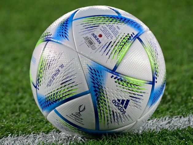 A mérkőzés hivatalos labdája (Fotó: AFP)